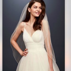 David’s Bridal One Tier Tulle Fingertip Veil with Pencil Edge in Ivory